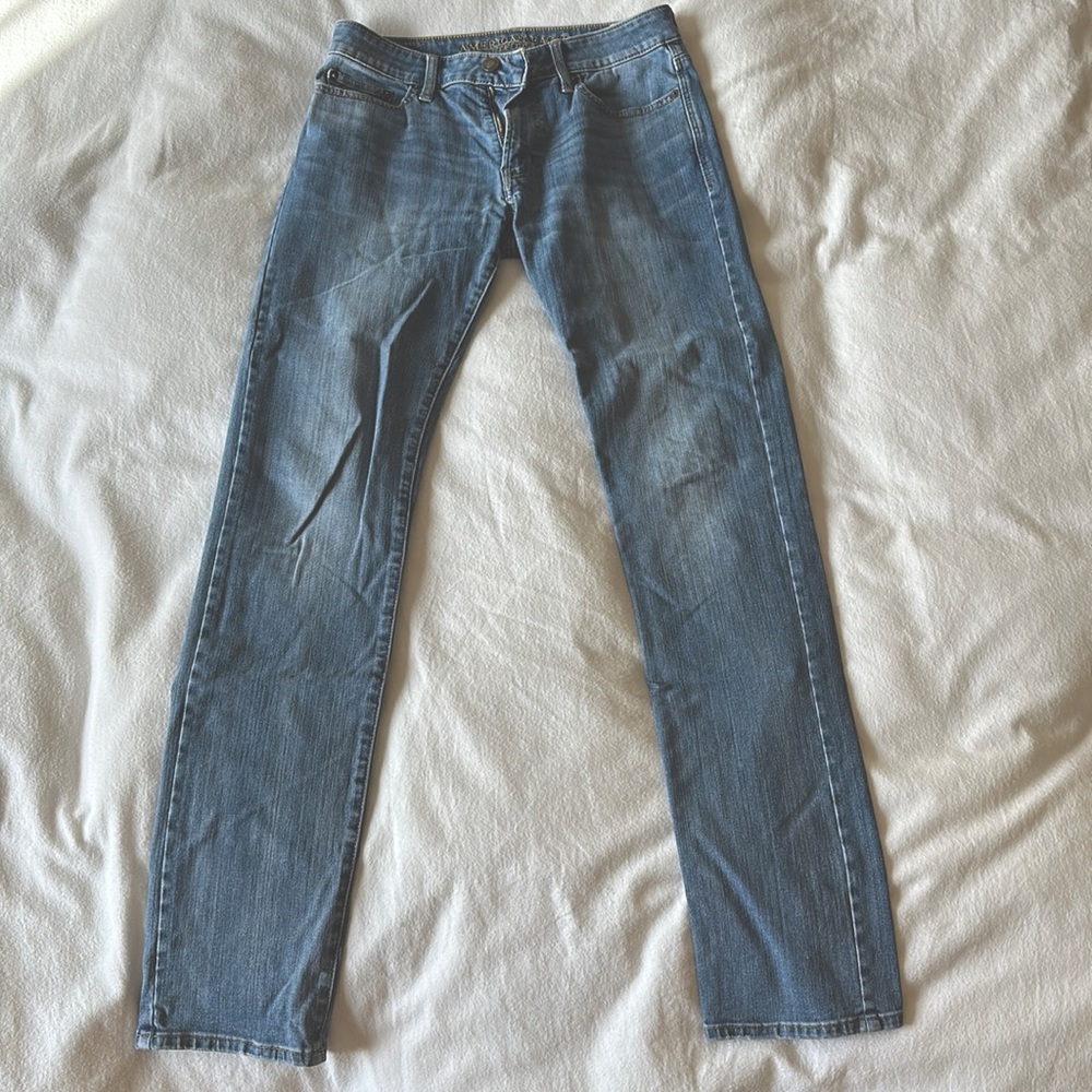 American Eagle light wash blue jeans